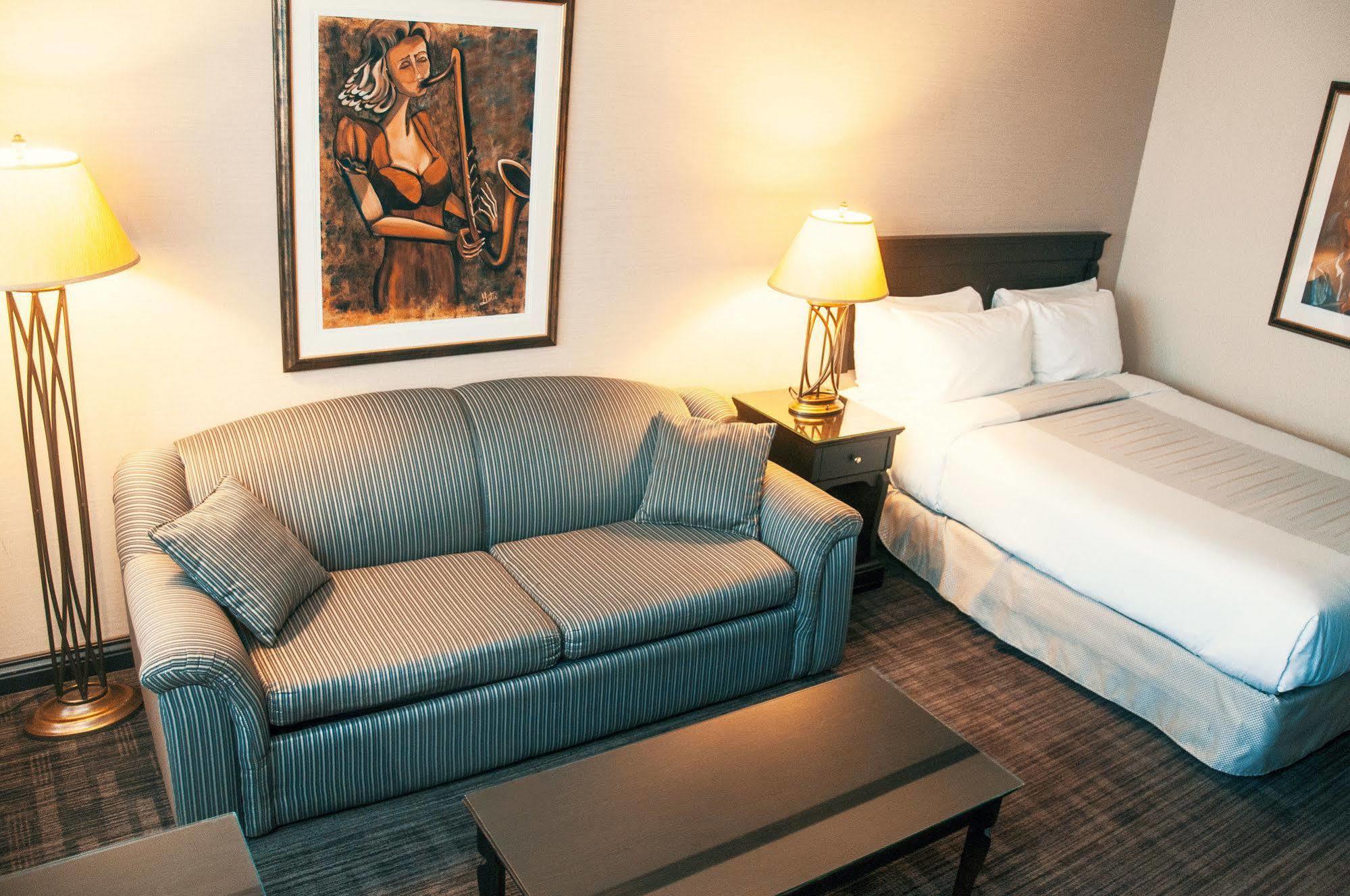 Hotel Le Montagnais Chicoutimi エクステリア 写真