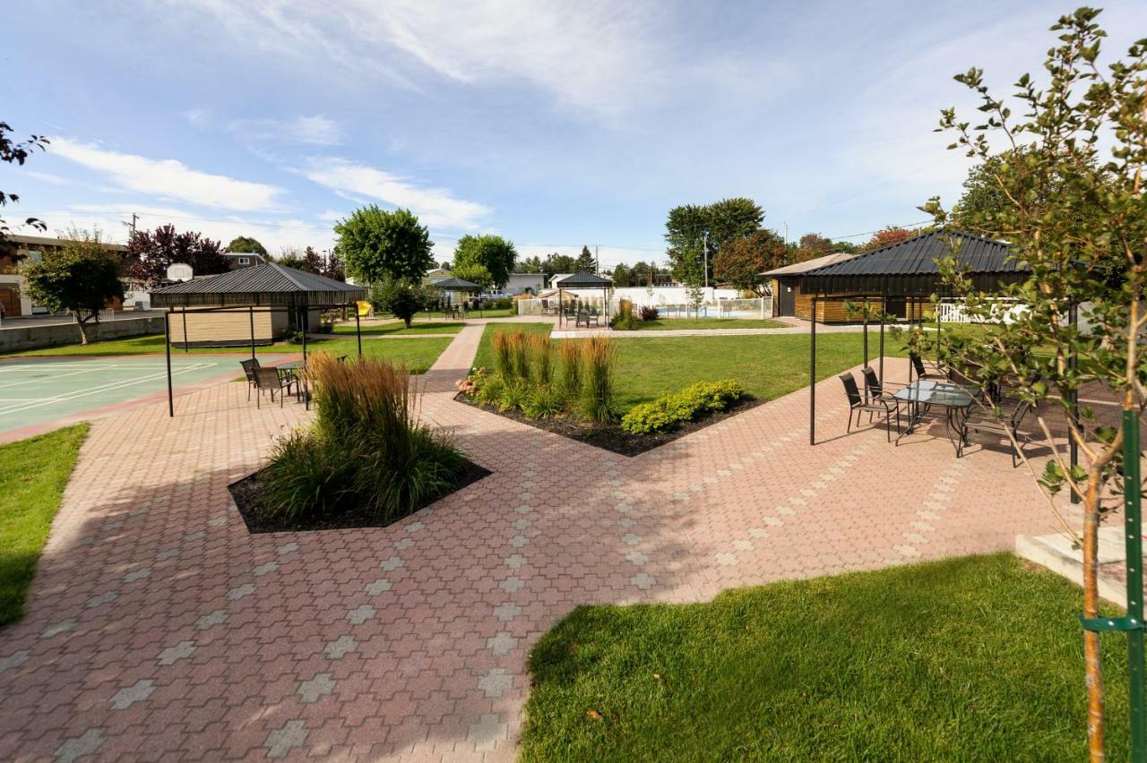 Hotel Le Montagnais Chicoutimi エクステリア 写真