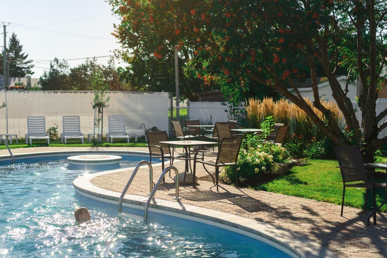Hotel Le Montagnais Chicoutimi エクステリア 写真